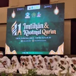 Ratusan santri SIT Ikhtiar Makassar tampil memukau dalam Imtihan dan Khotmul Qur’an di Hotel Unhas Convention, Ahad, 24 Mei 2026, menandai lahirnya generasi Qur’ani masa depan yang tidak hanya fasih membaca Al-Qur’an, tetapi juga dipersiapkan menjadi cahaya peradaban Islam di tengah era digital dan krisis moral global. (Foto: Dok.Pribadi).